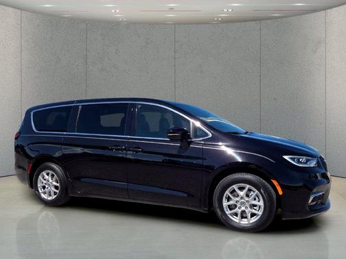 Diamond Black Crystal Pearlcoat 2025 Chrysler Pacifica L
