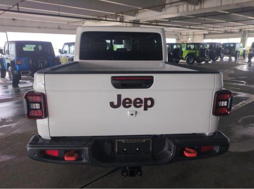 Bright White Clearcoat 2026 Jeep Gladiator Mojave