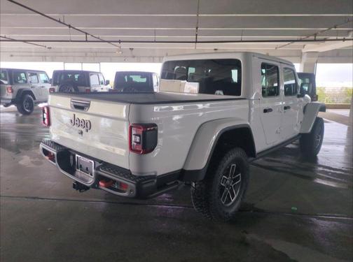 Bright White Clearcoat 2026 Jeep Gladiator Mojave