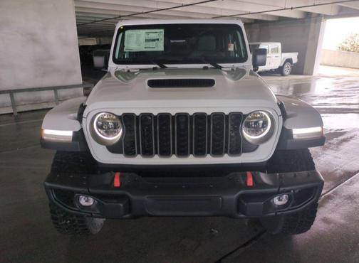 Bright White Clearcoat 2026 Jeep Gladiator Mojave