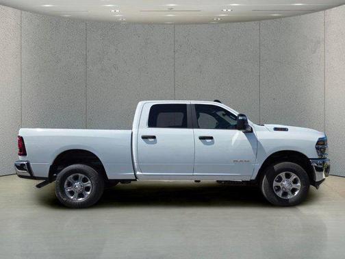 Bright White Clearcoat 2026 RAM 2500 Big Horn Crew Cab 4x4 6'4' Box