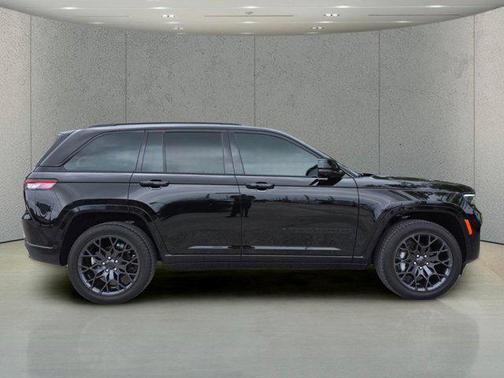 Diamond Black Crystal Pearlcoat 2025 Jeep Grand Cherokee Summit