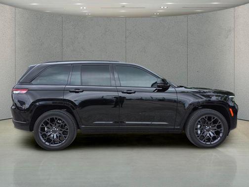 Diamond Black Crystal Pearlcoat 2025 Jeep Grand Cherokee Summit
