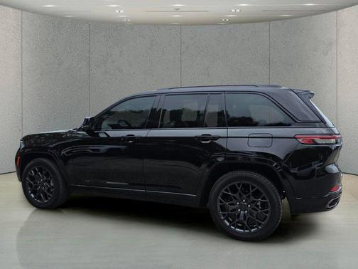 Diamond Black Crystal Pearlcoat 2025 Jeep Grand Cherokee Summit