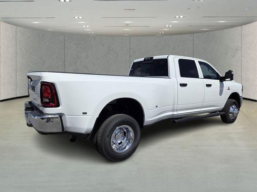 Bright White Clearcoat 2026 RAM 3500 Tradesman Crew Cab 4x4 8' Box