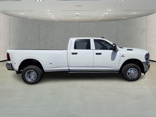 Bright White Clearcoat 2026 RAM 3500 Tradesman Crew Cab 4x4 8' Box