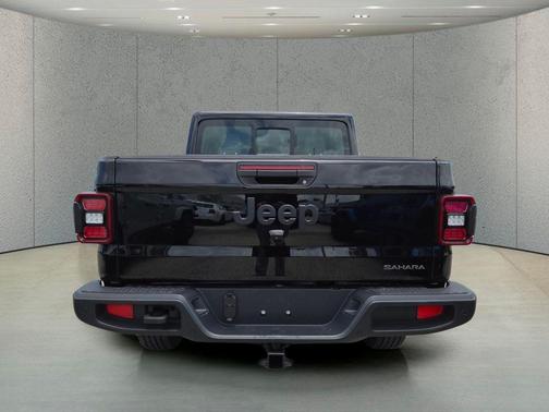 Black Clearcoat 2026 Jeep Gladiator Sahara 4x4