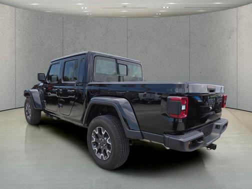 Black Clearcoat 2026 Jeep Gladiator Sahara 4x4