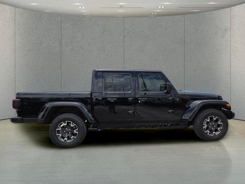 Black Clearcoat 2026 Jeep Gladiator Sahara 4x4