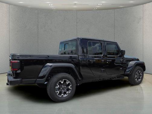 Black Clearcoat 2026 Jeep Gladiator Sahara 4x4