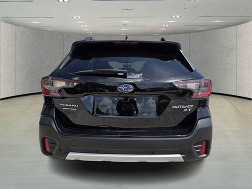 Crystal Black Silica 2022 Subaru Outback Limited XT