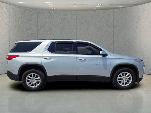 Silver Ice Metallic 2021 Chevrolet Traverse LT Cloth