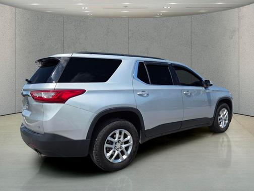 Silver Ice Metallic 2021 Chevrolet Traverse LT Cloth
