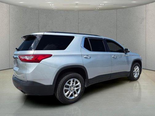 Silver Ice Metallic 2021 Chevrolet Traverse LT Cloth