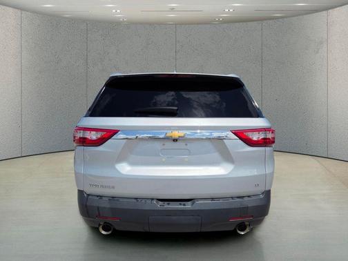 Silver Ice Metallic 2021 Chevrolet Traverse LT Cloth