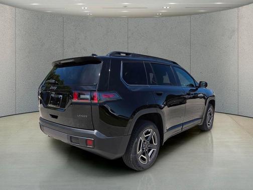 Diamond Black Crystal Pearlcoat 2026 Jeep Cherokee Laredo