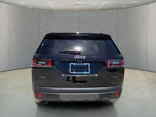 Diamond Black Crystal Pearlcoat 2026 Jeep Cherokee Laredo