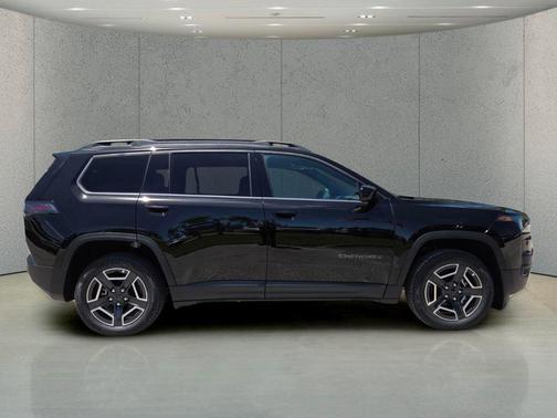 Diamond Black Crystal Pearlcoat 2026 Jeep Cherokee Laredo