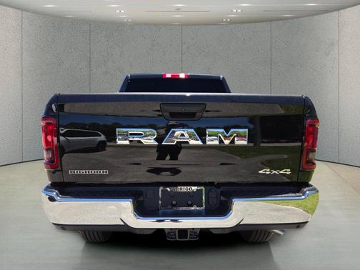 Diamond Black Crystal Pearlcoat 2026 RAM 2500 Big Horn Crew Cab 4x4 6'4' Box