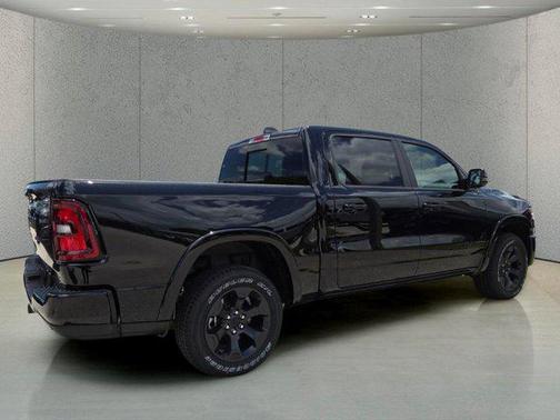 Diamond Black Crystal Pearlcoat 2026 RAM 1500 Big Horn/Lone Star