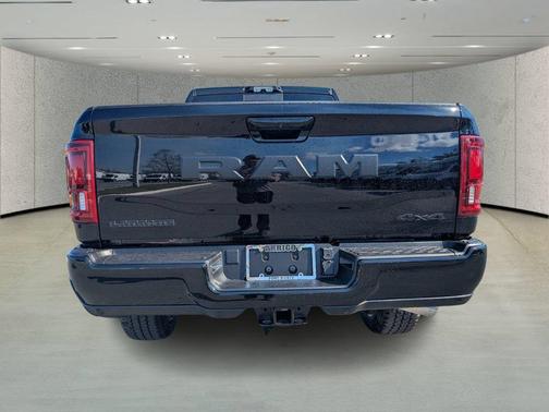 Diamond Black Crystal Pearlcoat 2026 RAM 2500 Laramie Crew Cab 4x4 6'4' Box