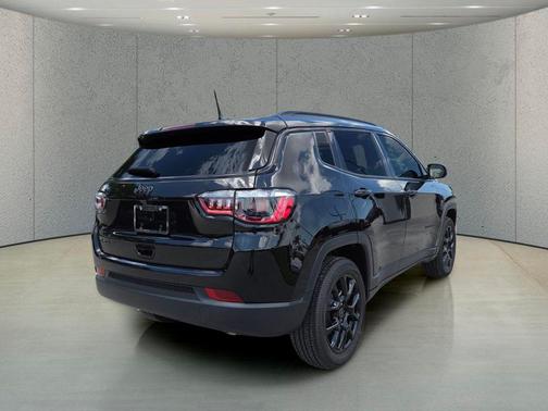 Diamond Black Crystal Pearlcoat 2026 Jeep Compass Latitude