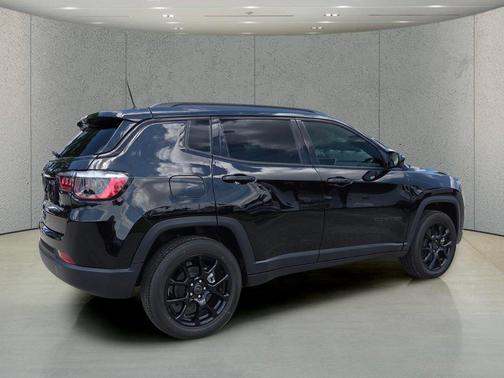 Diamond Black Crystal Pearlcoat 2026 Jeep Compass Latitude