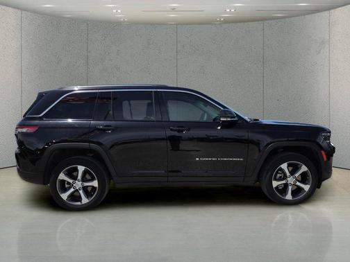 Diamond Black Crystal Pearlcoat 2023 Jeep Grand Cherokee 4xe Base