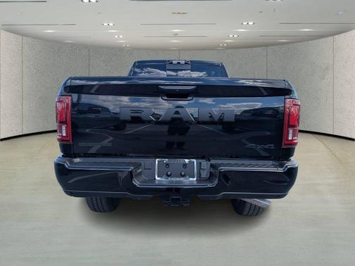 Diamond Black Crystal Pearlcoat 2026 RAM 2500 Big Horn Crew Cab 4x4 6'4' Box