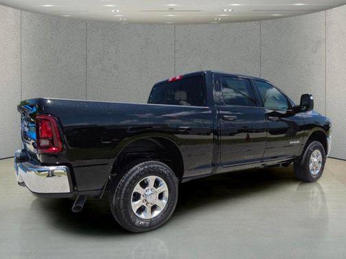 Diamond Black Crystal Pearlcoat 2026 RAM 2500 Big Horn Crew Cab 4x4 6'4' Box