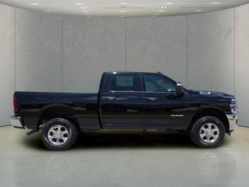 Diamond Black Crystal Pearlcoat 2026 RAM 2500 Big Horn Crew Cab 4x4 6'4' Box