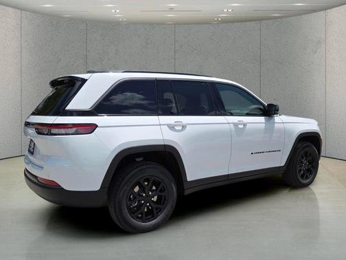 Bright White Clearcoat 2026 Jeep Grand Cherokee Altitude