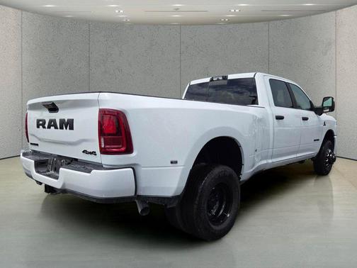 Bright White Clearcoat 2026 RAM 3500 Big Horn Crew Cab 4x4 8' Box