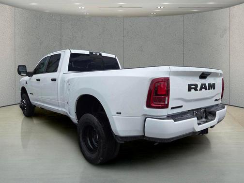 Bright White Clearcoat 2026 RAM 3500 Big Horn Crew Cab 4x4 8' Box