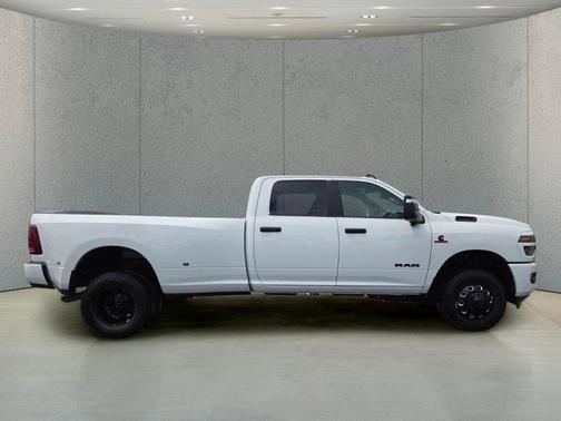 Bright White Clearcoat 2026 RAM 3500 Big Horn Crew Cab 4x4 8' Box