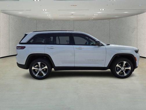 Bright White Clearcoat 2026 Jeep Grand Cherokee Limited