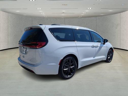 Bright White Clearcoat 2026 Chrysler Pacifica L