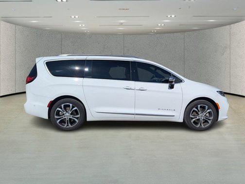 2025 Chrysler Pacifica L