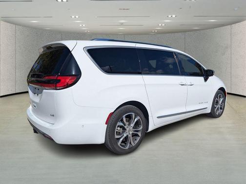 2025 Chrysler Pacifica L
