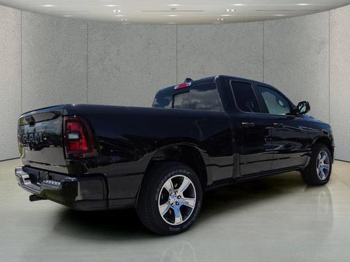 Diamond Black Crystal Pearlcoat 2026 RAM 1500 Express