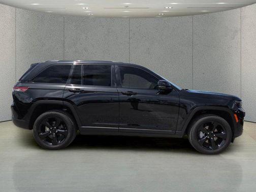 Diamond Black Crystal Pearlcoat 2025 Jeep Grand Cherokee Limited