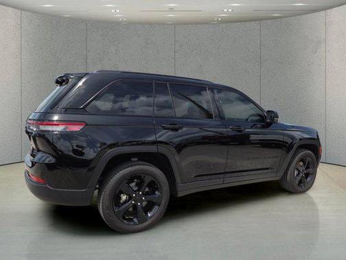 Diamond Black Crystal Pearlcoat 2025 Jeep Grand Cherokee Limited