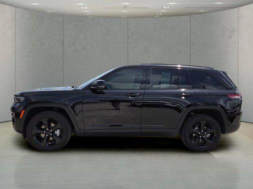 Diamond Black Crystal Pearlcoat 2025 Jeep Grand Cherokee Limited