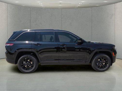 Diamond Black Crystal Pearlcoat 2026 Jeep Grand Cherokee Altitude