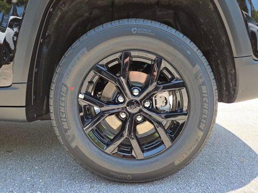 Diamond Black Crystal Pearlcoat 2026 Jeep Grand Cherokee Altitude