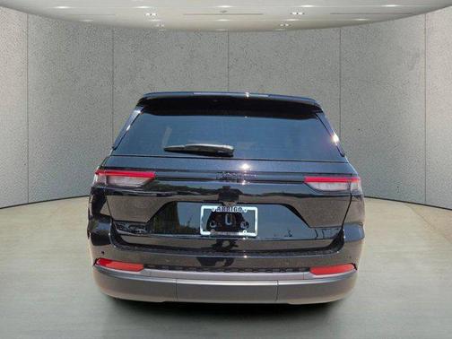 Diamond Black Crystal Pearlcoat 2026 Jeep Grand Cherokee Altitude