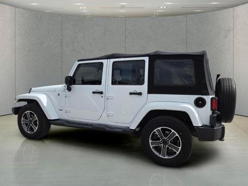 Bright White Clearcoat 2017 Jeep Wrangler Unlimited Sahara