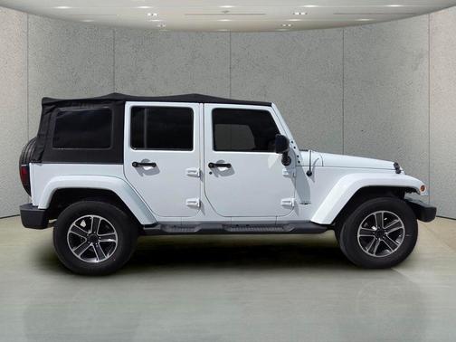 Bright White Clearcoat 2017 Jeep Wrangler Unlimited Sahara