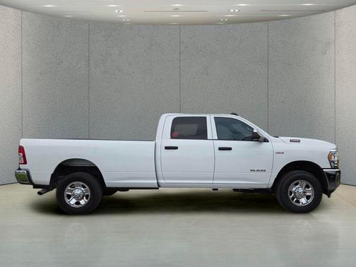 Bright White Clearcoat 2022 RAM 2500 Tradesman Crew Cab 4x4 8' Box