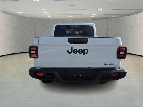 Bright White Clearcoat 2026 Jeep Gladiator Sahara 4x4